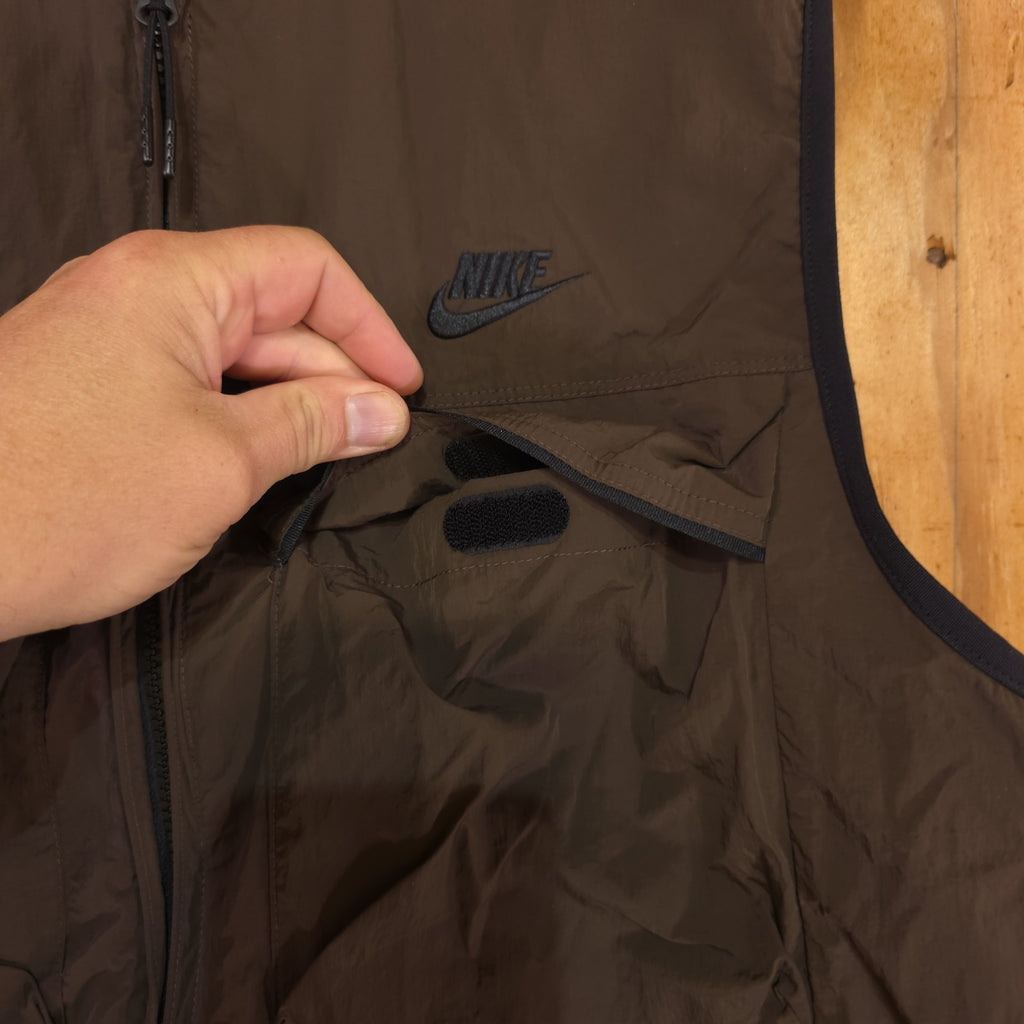 NIKE Vest Tech Woven Light Weight Size Medium Mens Brown - NWT DAD DENIM